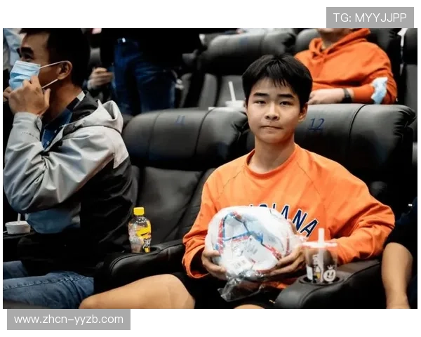 球迷现场拼合特拉普照片，互动活动增强观赛体验